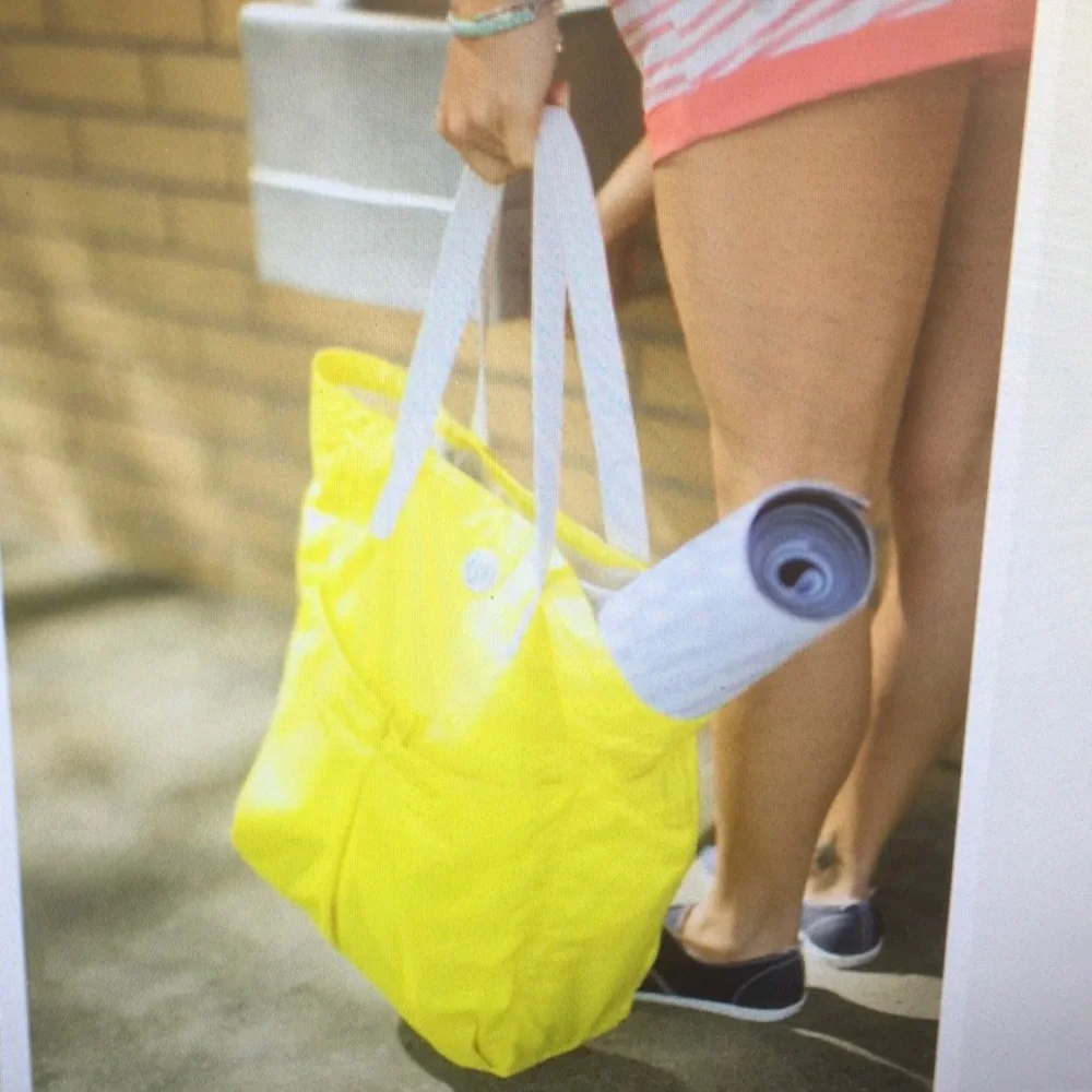 LULULEMON/2 BUNDLE”BURGUNDY”SWEATSHIRT &”CHIQUITA BANANA YELLOW GYM BAG